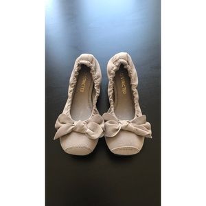 Restricted Flat Shoe